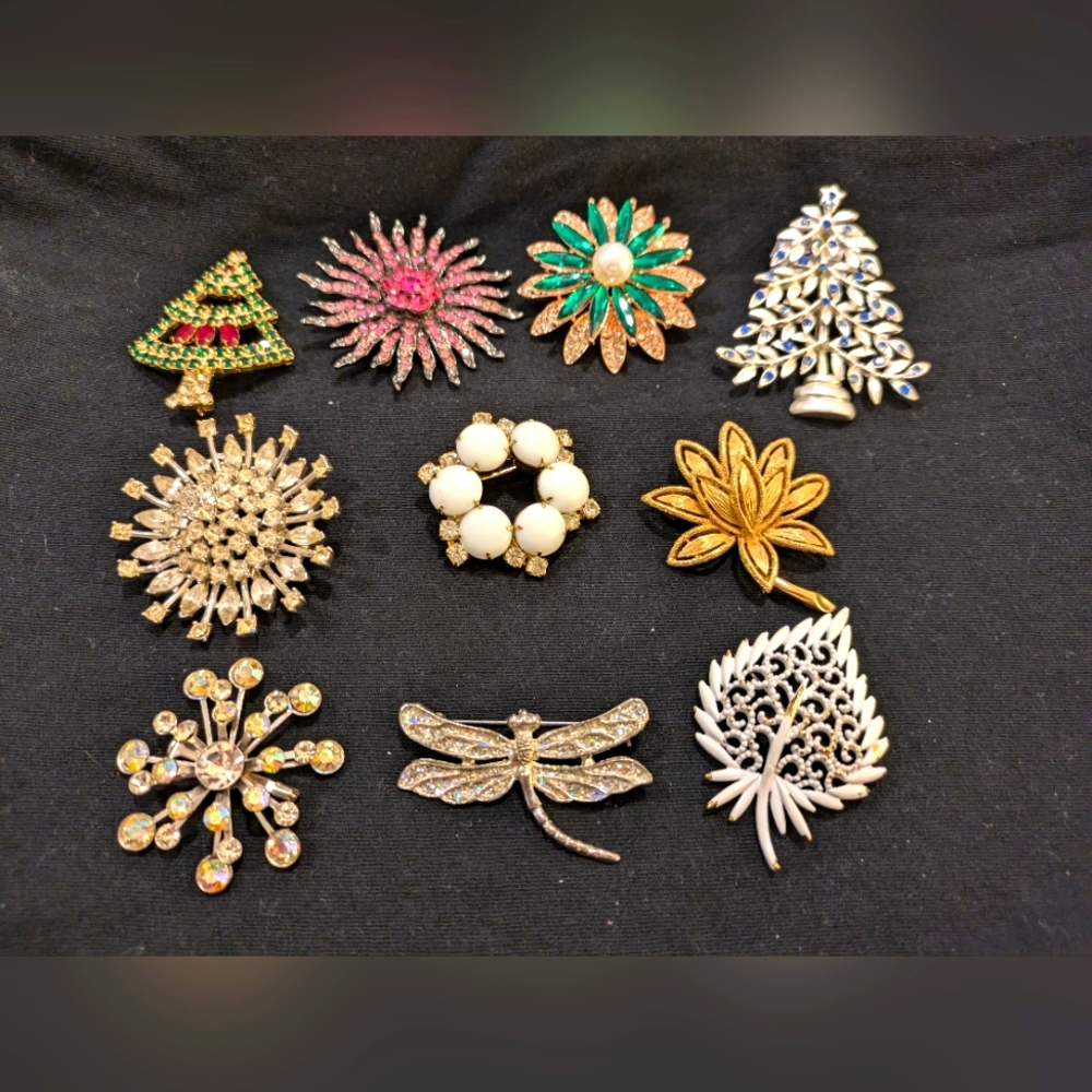 Lot 10 Brooches